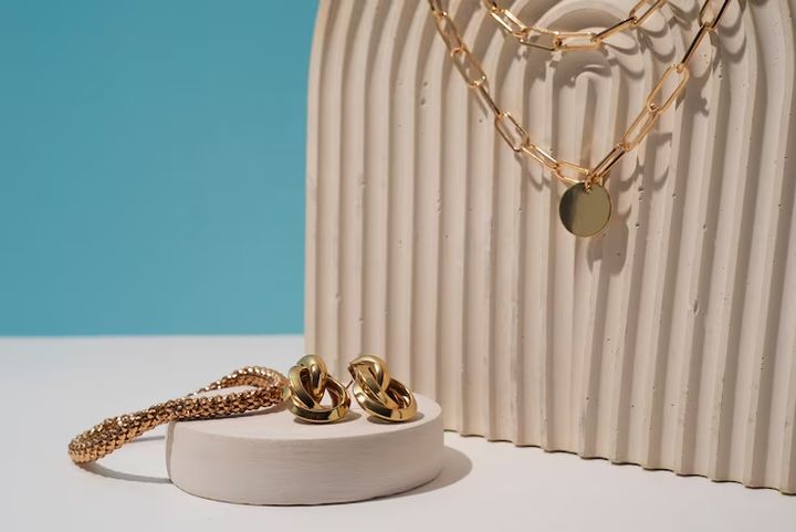 A Guide to Minimalist Jewellery: Basics, Knowledge, and Tips