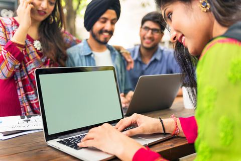 Guide to Data Analyst Courses: Learn the Basics and Build Your Career